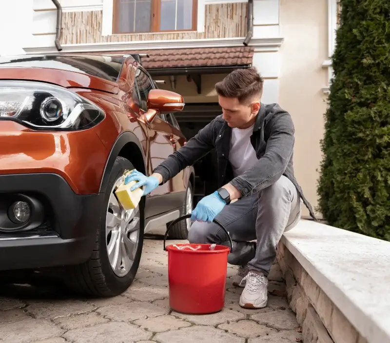Lavage auto à domicile Saints-Geosmes : professionnel intervenant sur un véhicule